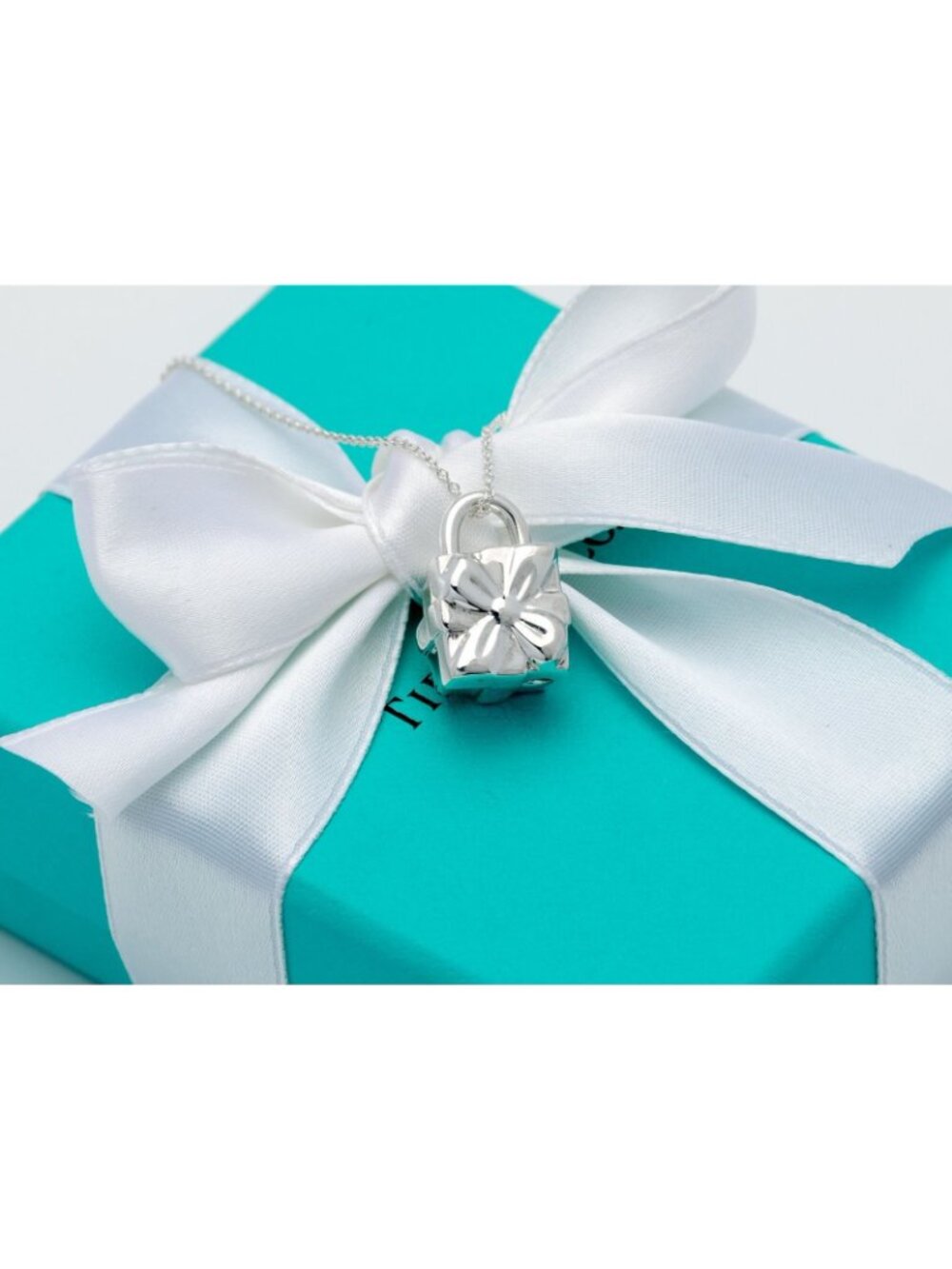 Tiffany & Co Pendant Bow Gift Box Present Lock Necklace in Silver on a 16" Chain - Picture 7 of 8